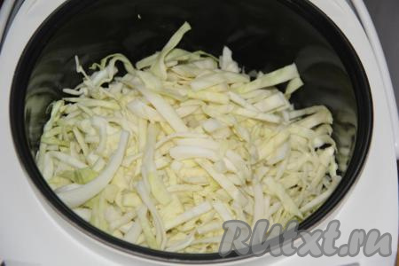 Капусту нашинковать и добавить в чашу.