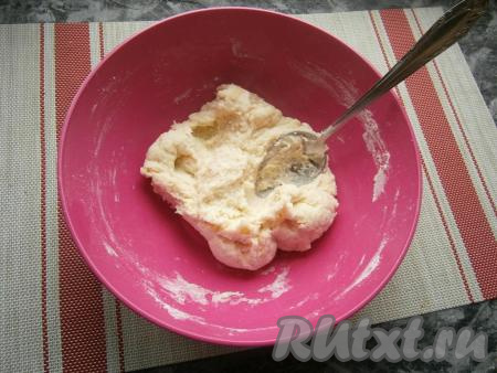 Постепенно влить в мучную смесь крутой кипяток, быстро перемешивая тесто ложкой, заваривая тесто. Хорошо перемешать тесто ложкой, чтобы не осталось незаваренной муки. Тесто прикрыть полотенцем и дать ему остыть до тёплого состояния.