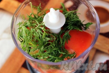 Помидоры и зелень вымыть и обсушить. Помидоры нарезать на крупные куски, вместе с черемшой и зеленью поместить в ёмкость блендера и измельчить всё вместе на средних скоростях или поместить в какую-либо другую посуду и изрубить погружной насадкой блендера с быстроходными ножами.