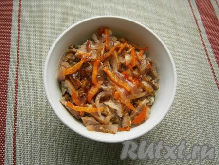 Далее&nbsp;выложить слой оставшейся запечённой свинины&nbsp;и оставшуюся часть обжаренных овощей.