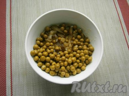 Маринованный огурец нарезать соломкой и выложить следующим слоем, сверху разложить зелёный консервированный горошек.