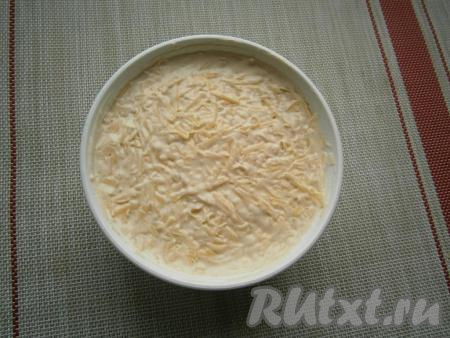 Сверху выложить слой натёртого сыра, смазать майонезно-горчичным соусом.