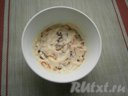 Смазать приготовленным майонезно-горчичным соусом.