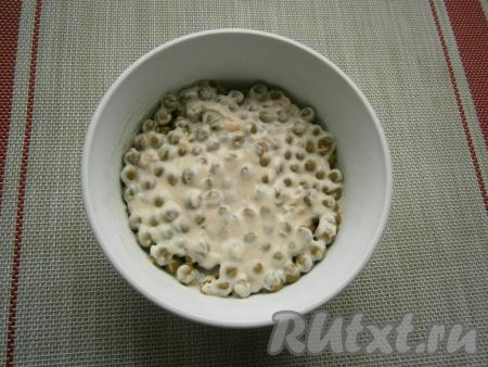 Смазать майонезно-горчичным соусом.