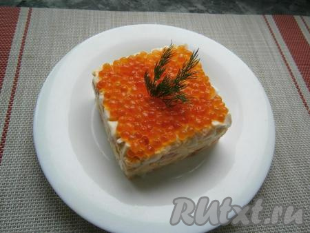 Формочку аккуратно снять, а сверху салата с сёмгой выложить слой красной икры и украсить веточкой укропа.