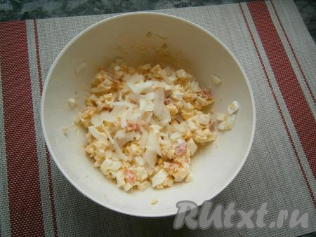 Для остроты добавить очищенный и нарезанный тонкими четвертинами репчатый лук, перемешать.