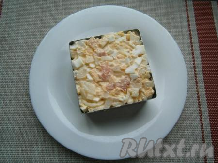 Салат выложить на тарелку с помощью квадратной формочки для салатов и десертов.