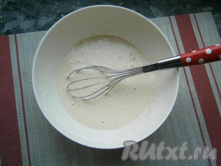 Замесить обычное блинное тесто, которое получится достаточно жидким, льющимся, но не совсем, как вода, похожим по консистенции на обезжиренный питьевой йогурт.