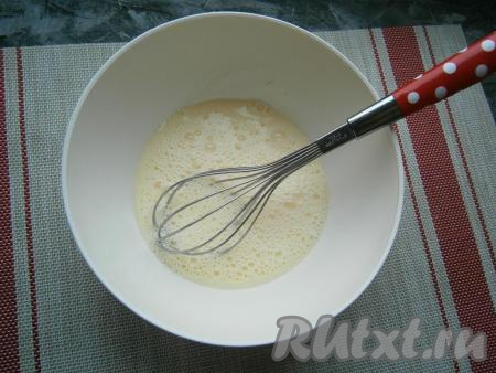 Влить молоко и тщательно взбить венчиком, затем разбавить смесь водой.