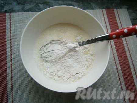Добавить соду и всыпать муку.