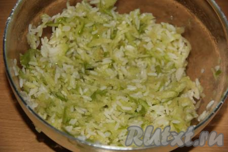 Добавить сахар по вкусу (я сахар не добавляла, так как сделала диетический вариант запеканки). Хорошо перемешать рис с яблоками.