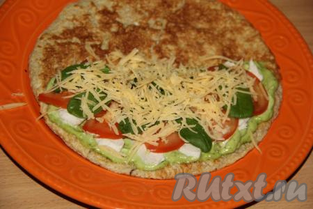 Твёрдый сыр натереть на тёрке и выложить поверх начинки. Можно использовать пластинки плавленного сыра.