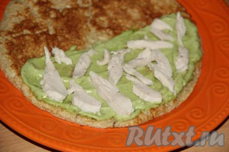 Выложить поверх соуса кусочки курицы.