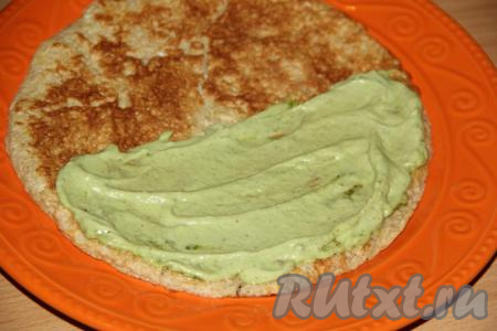 Половину блина смазать любым соусом (например, майонезом или кетчупом), я использовала домашний шпинатный соус.