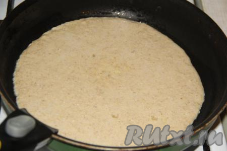 В сковороду диаметром 26 см влить 1 чайную ложку&nbsp;растительного масла, разогреть. Вылить сразу всё тесто и распределить равномерно по всей поверхности сковороды,&nbsp;жарить овсяноблин на среднем огне.