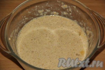 Перемешать тесто венчиком. Тесто получится жидким.