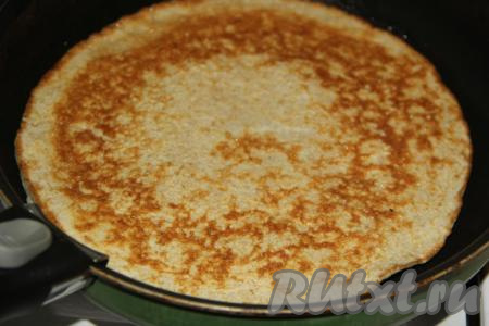 Когда блин "схватится" и подрумянится с одной стороны, перевернуть его и жарить с другой стороны до золотистого цвета.