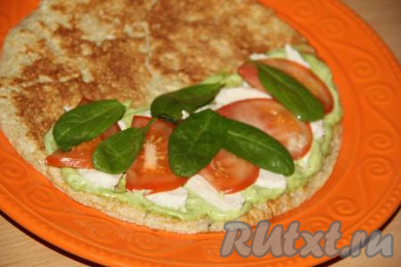 Затем выложить дольки помидора и зелень (у меня листья шпината).