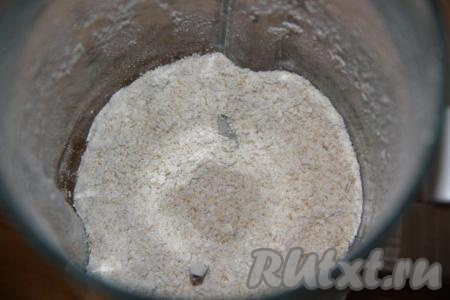 Овсяные хлопья (у меня № 2), предварительно поместить в чашу блендера и измельчить погружным блендером в мелкую крошку, практически в муку.