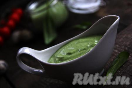 Шпинатный соус можно сразу подать к столу к рыбе, мясу, спагетти и другим блюдам, он отлично подойдёт и для заправки салатов. В холодильнике в закрытой таре этот соус может храниться в течение&nbsp;3-4 суток. Соус, приготовленный по этому рецепту, станет прекрасным дополнением ко многим блюдам!