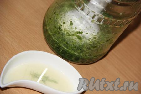 Погружной блендер опустить в банку, пробить&nbsp;шпинат и яйца до однородного состояния.