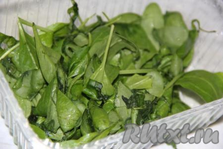 Шпинатный соус готовится по рецептуре майонеза. Поэтому для его приготовления вам понадобится погружной блендер и узкая банка (в которую помещается блендер) или любая другая достаточно узкая тара подходящего размера. Свежий шпинат промыть водой, затем обсушить.