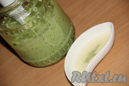 Затем начать понемногу вливать тонкой струйкой растительное масло, непрерывно взбивая массу погружным блендером. Шпинатный соус начнёт постепенно густеть и светлеть. После добавления, примерно, 150 мл растительного масла, можно начать контролировать густоту соуса. Если добавить в общей сложности около 180-200 мл масла, соус получится более густым. Когда вы добьётесь нужной густоты соуса, добавьте лимонный сок и ещё раз пробейте блендером.