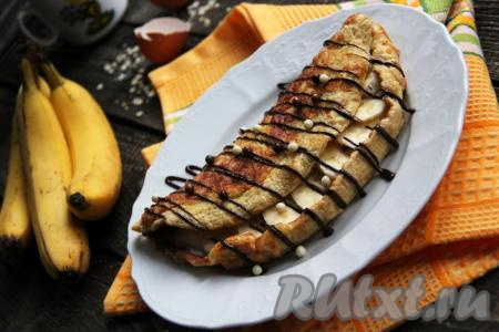 Накрыть начинку второй частью блина. Полить овсяноблин растопленным шоколадом или присыпать сахарной пудрой. Вот такой красивый, пышный, вкусный и сытный овсяноблин с творогом и бананом получился.