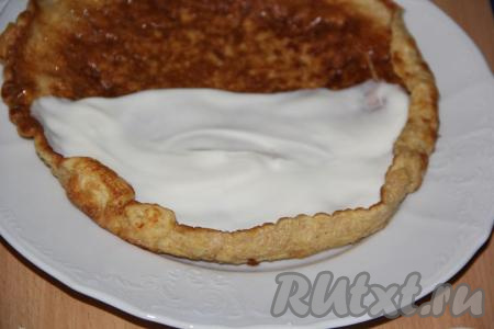 Переложить готовый овсяноблин на тарелку. Смазать половину блина сладким творожком (или творогом, смешанным с сахаром).