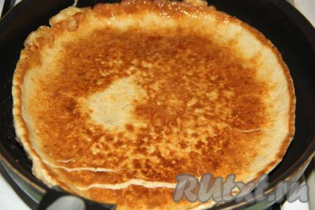 Как только овсяноблин схватится и подрумянится с одной стороны, его нужно перевернуть и жарить со второй стороны до золотистого цвета. 