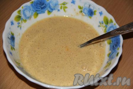  Вилкой (или венчиком) перемешать яично-овсяное тесто, оно получится жидким 