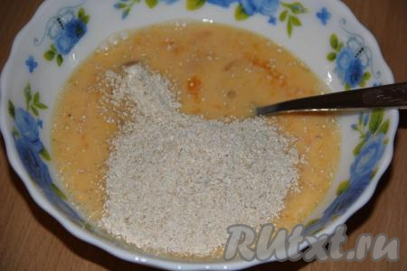 Всыпать овсяные хлопья в чашу блендера и измельчить до состояния мелкой крошки с помощью погружного блендера.&nbsp;Всыпать измельчённые овсяные хлопья к смеси яиц и молока.