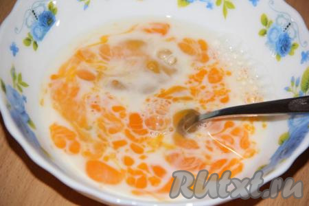 Яйца&nbsp;взбить с молоком при&nbsp;помощи вилки (или венчика).