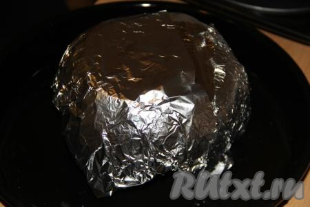 Прикрыть тыкву фольгой и поставить в разогретую духовку на 1 час 20 минут при температуре 180 градусов.