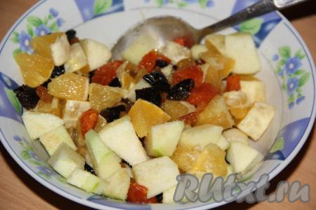 К яблокам и апельсинам, смешанным с сахаром, добавить нарезанные сухофрукты и хорошо перемешать фруктовую начинку для плова.