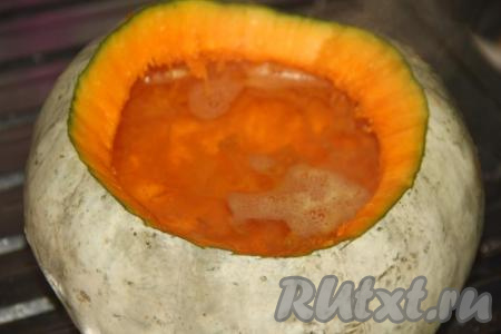 Залить внутрь тыквы крутой кипяток, прикрыть срезанной "крышечкой" и оставить на 30 минут.