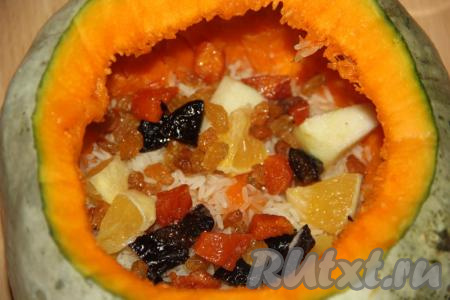 Затем выложить немного фруктовой начинки.