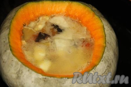 Влить горячую воду так,&nbsp;чтобы она полностью покрывала рис и фрукты.