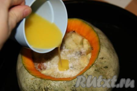 Сливочное масло растопить и влить в тыкву.