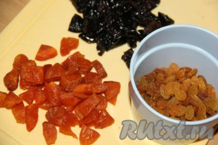 Пока наша тыква запаривается, приготовим начинку для сладкого плова. Сухофрукты обдать кипятком, дать стечь лишней воде, остудить, обсушить&nbsp;и нарезать на кусочки.