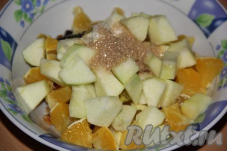 Яблоко очистить от семян и кожуры. Нарезать яблоко на кусочки. Соединить апельсин и яблоко, добавить сахар (я использовала тростниковый сахар) и соль, перемешать.
