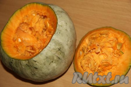 У тыквы срезать верхушку в виде крышечки. Удалить из тыквы волокнистый слой&nbsp;и семена тыквы.