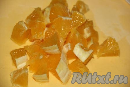 Апельсин очистить и нарезать на кусочки.