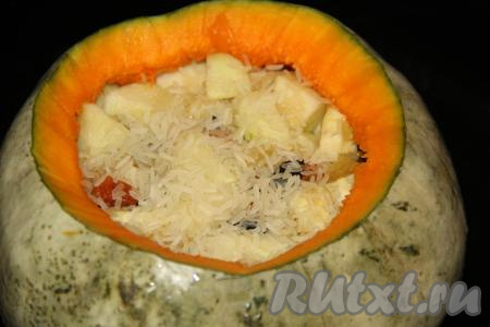 Таким образом, продолжая чередовать, выложить слоями весь рис и всю фруктовую начинку.