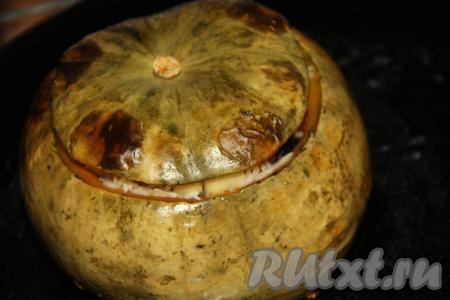 По прошествии времени снять фольгу, тыкву накрыть "крышечкой", поставить в духовку ещё на 25-30 минут. Затем выключить духовку и оставить сладкий плов в тыкве доходить в закрытой духовке в течение 1-2 часов.