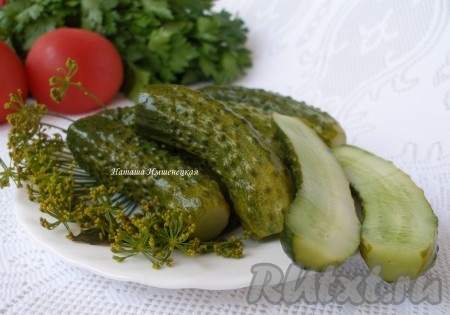 Малосольные огурцы, приготовленные&nbsp; в горячем рассоле, получаются ароматными, хрустящими и очень вкусными!