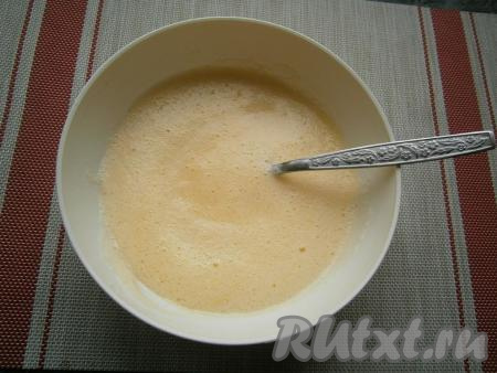 Должна получиться пышная, воздушная яичная масса.