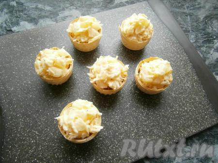 Тарталетки наполнить начинкой.