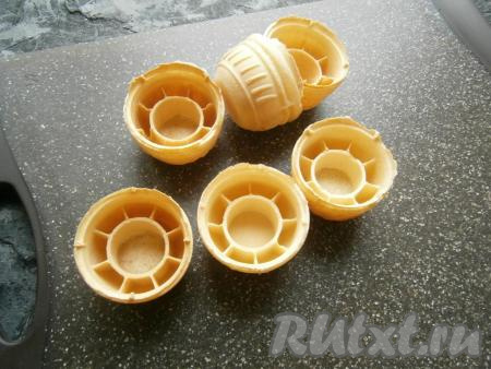 Подготовить тарталетки. Я купила вафельные тарталетки в виде лукошек.