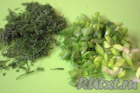 Укроп (или петрушку) и перья зелёного лука мелко нарезать.